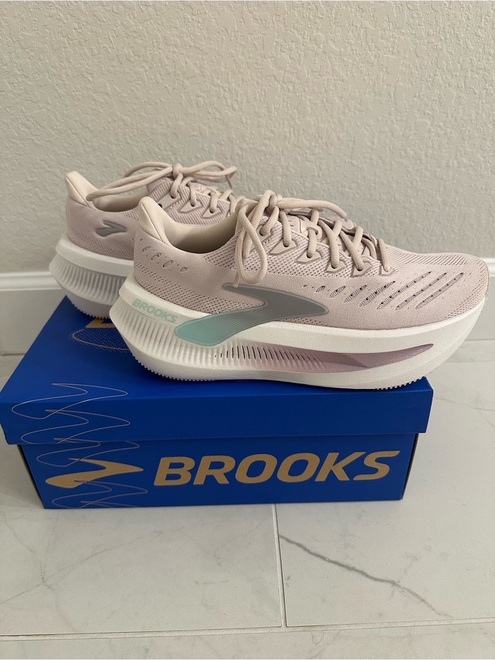 Brooks Women's Glycerin Max 2 Running Shoes (8) - Picture 5 of 7